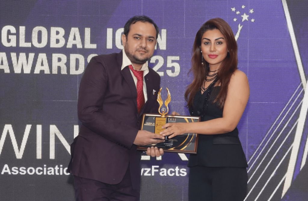 Rahul Sharma, CEO SEOSpidy receiving Global Icon Award 2025 from Bollywood actress Rimi Sen