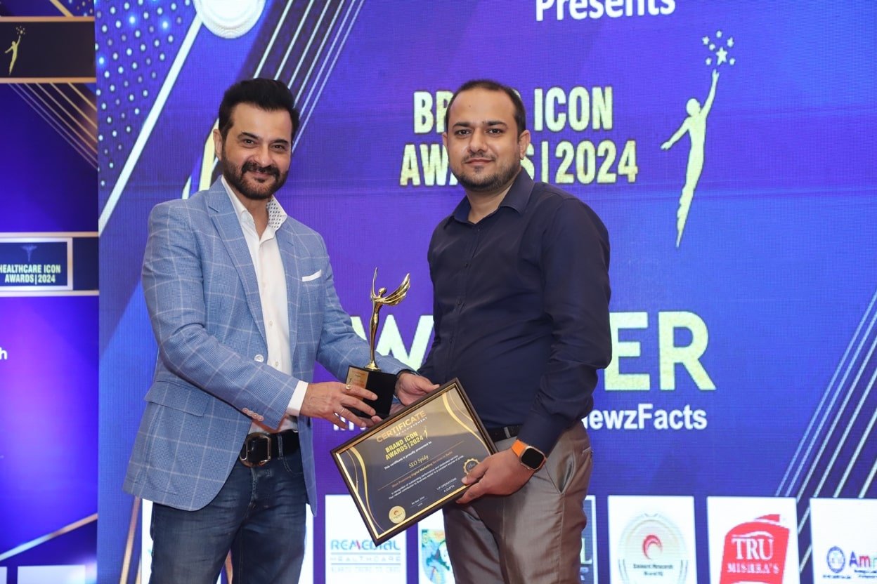 Rahul Sharma of SEOSpidy receiving award from Bollywood actor-producer Sanjay Kapoor
